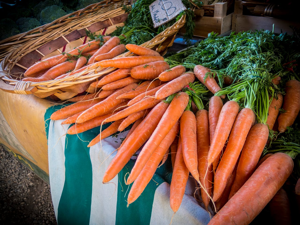 hero-img Vibrant fresh carrots on sale at a local farmers market, showcasing organic produce.