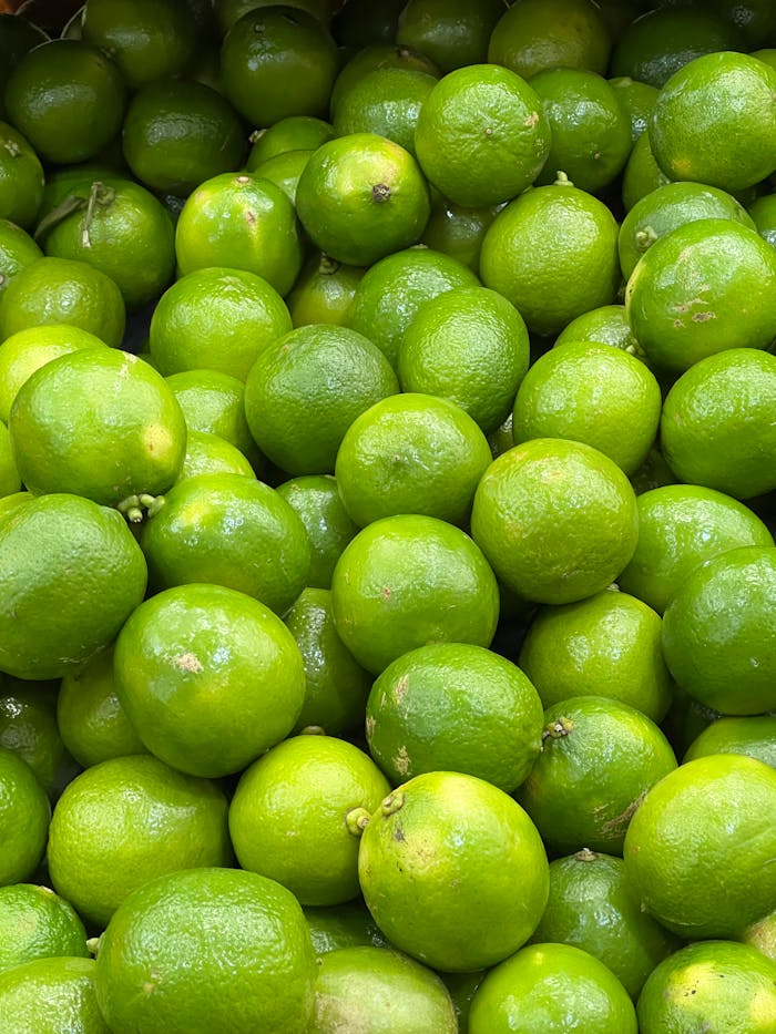 collection-05 fresh-green-limes-heap-in-market-display-34953707